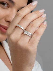 Alianças de prata escurecem? Desvendamos os mitos e dicas essenciais de cuidados para manter o brilho da sua prata