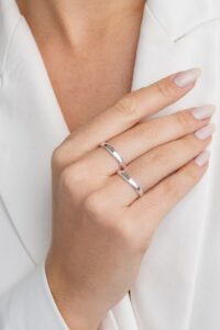 Como Saber o Tamanho Certo da sua Aliança de Prata sem Errar na Compra Online?