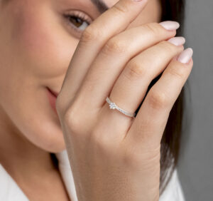 Anel Solitário de Prata é Apropriado para um Pedido de Noivado? Descubra o Significado