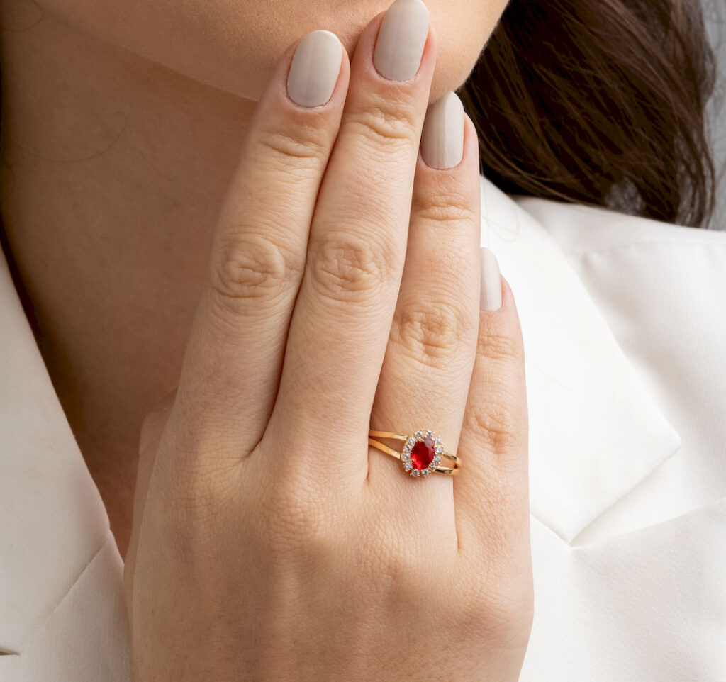 Anel de Formatura Banhado: Como Cuidar para que a Joia não Descasque e Mantenha o Brilho Intacto por Anos?