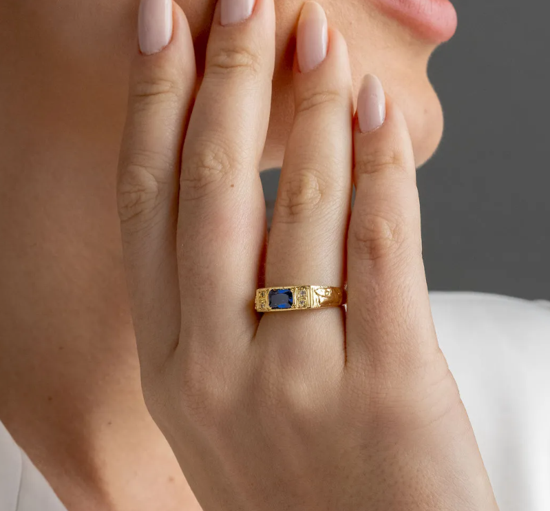 Qual a Diferença Prática Entre Ouro 10k e 18k no Seu Bolso e na Durabilidade do seu anel?